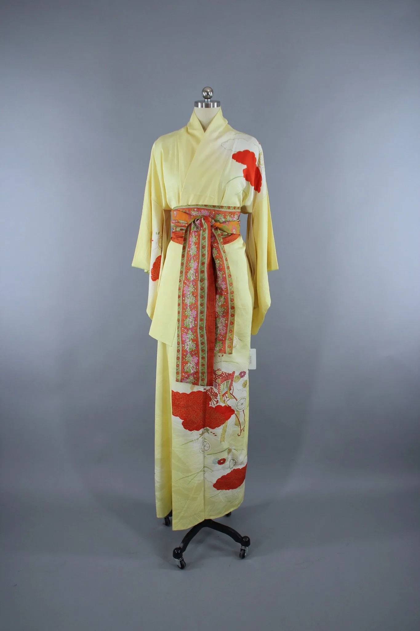 1960s Vintage Silk Kimono Robe in Pastel Yellow Novelty Print